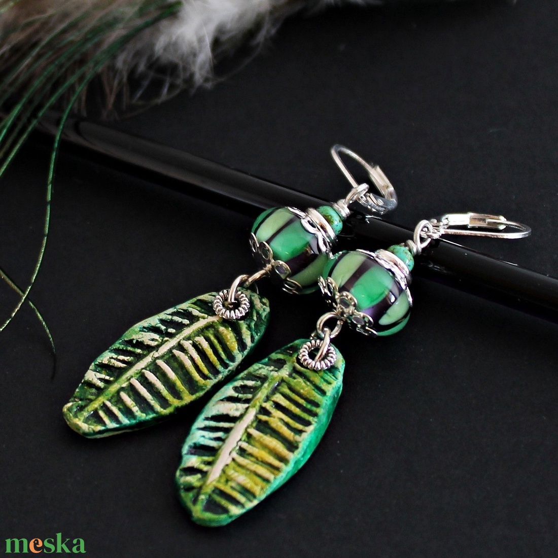 Csíkos lámpagyöngy fülbevaló leveles kerámiával, lila zöld üveggyöngy fülbevaló, MURÁNÓI üvegékszer - ékszer - fülbevaló - lógó fülbevaló - Meska.hu