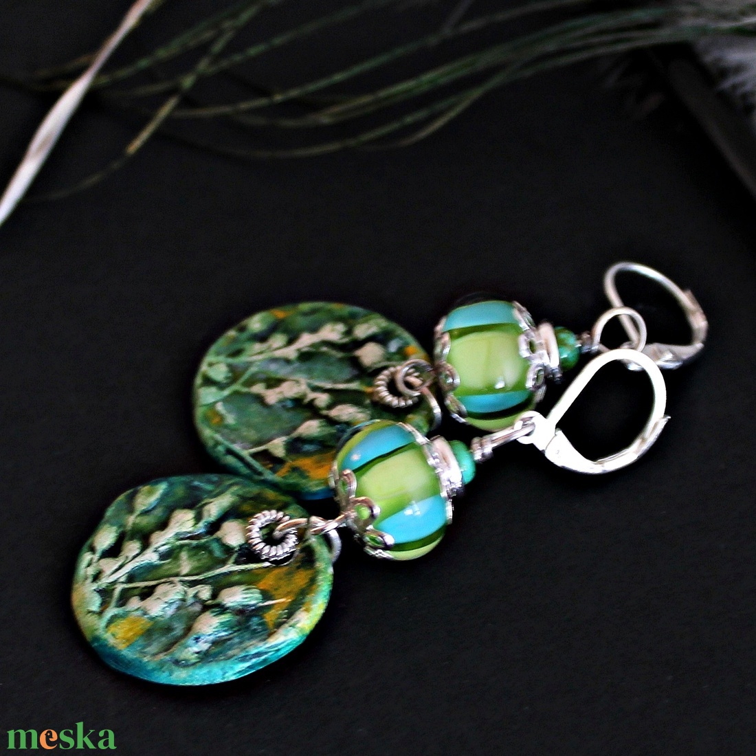 Csíkos lámpagyöngy fülbevaló virágos kerámiával, kék zöld üveggyöngy fülbevaló, MURÁNÓI üvegékszer - ékszer - fülbevaló - lógó fülbevaló - Meska.hu