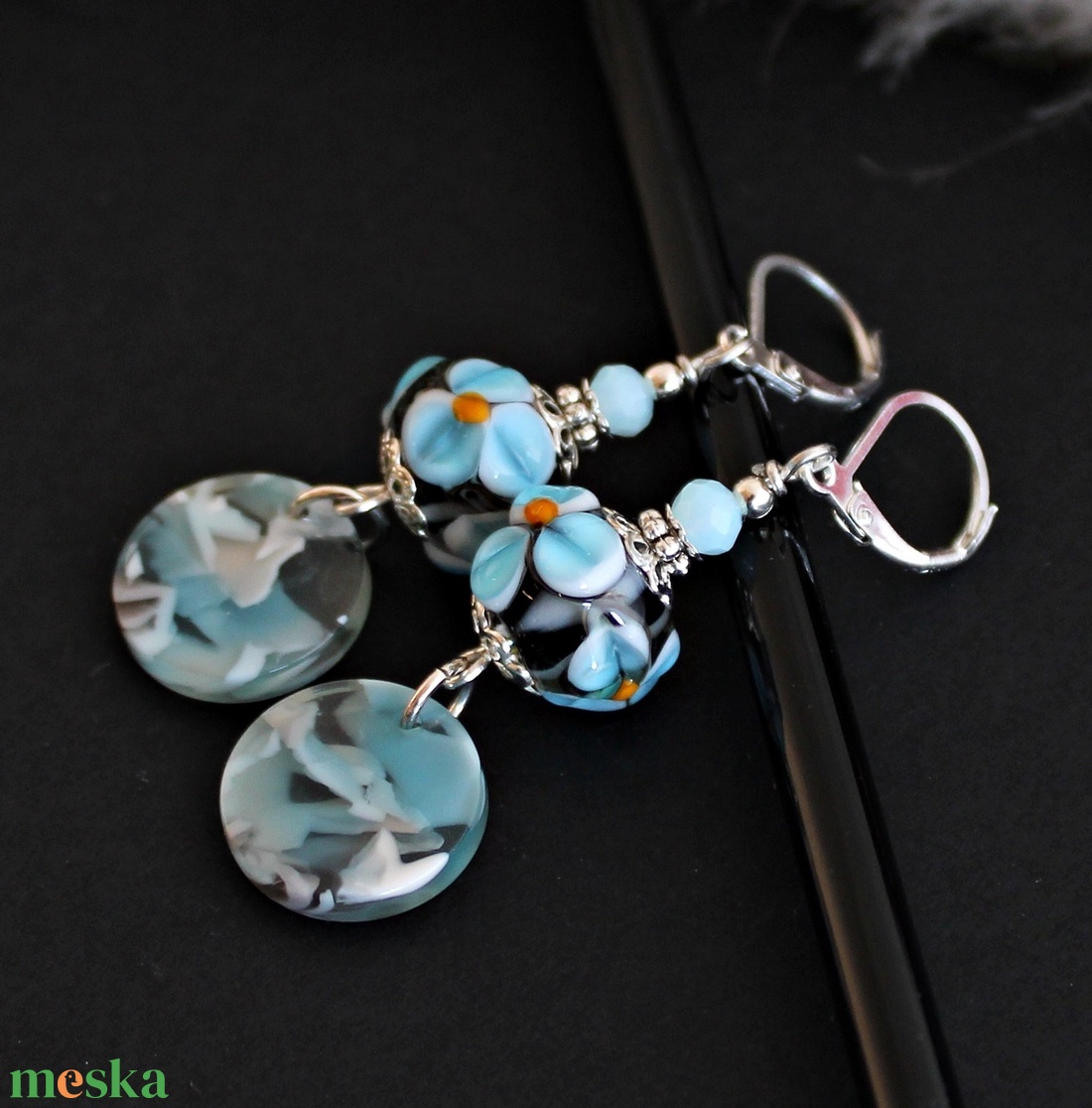 Nefelejcs - kék virágos lámpagyöngy fülbevaló, tavaszi üveggyöngy fülbevaló, MURÁNÓI üvegékszer - ékszer - fülbevaló - lógó fülbevaló - Meska.hu