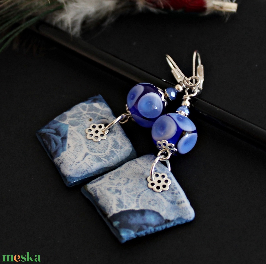 Arlésienne - kék lámpagyöngy fülbevaló porcelán függővel, kék üveggyöngy fülbevaló, MURÁNÓI üvegékszer - ékszer - fülbevaló - lógó fülbevaló - Meska.hu