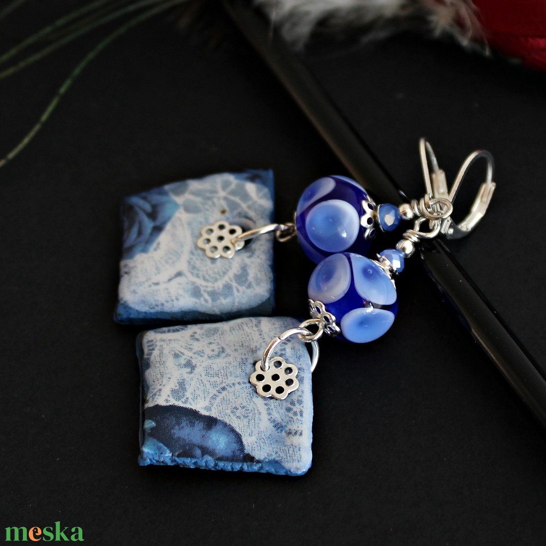 Arlésienne - kék lámpagyöngy fülbevaló porcelán függővel, kék üveggyöngy fülbevaló, MURÁNÓI üvegékszer - ékszer - fülbevaló - lógó fülbevaló - Meska.hu
