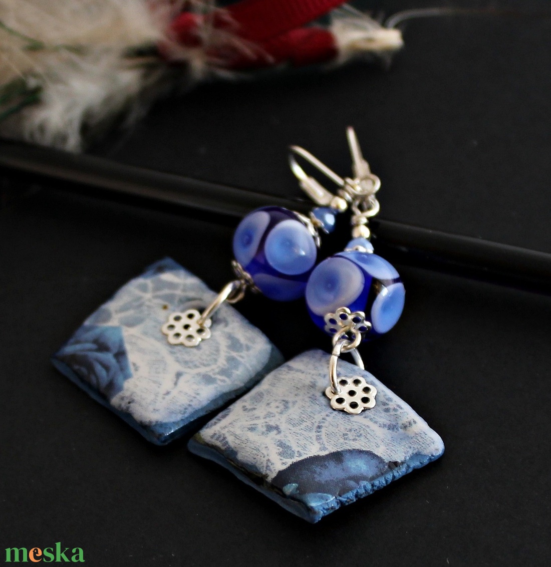 Arlésienne - kék lámpagyöngy fülbevaló porcelán függővel, kék üveggyöngy fülbevaló, MURÁNÓI üvegékszer - ékszer - fülbevaló - lógó fülbevaló - Meska.hu