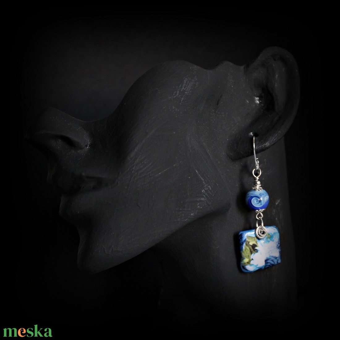 Arlésienne - kék lámpagyöngy fülbevaló porcelán függővel, kék üveggyöngy fülbevaló, MURÁNÓI üvegékszer - ékszer - fülbevaló - lógó fülbevaló - Meska.hu