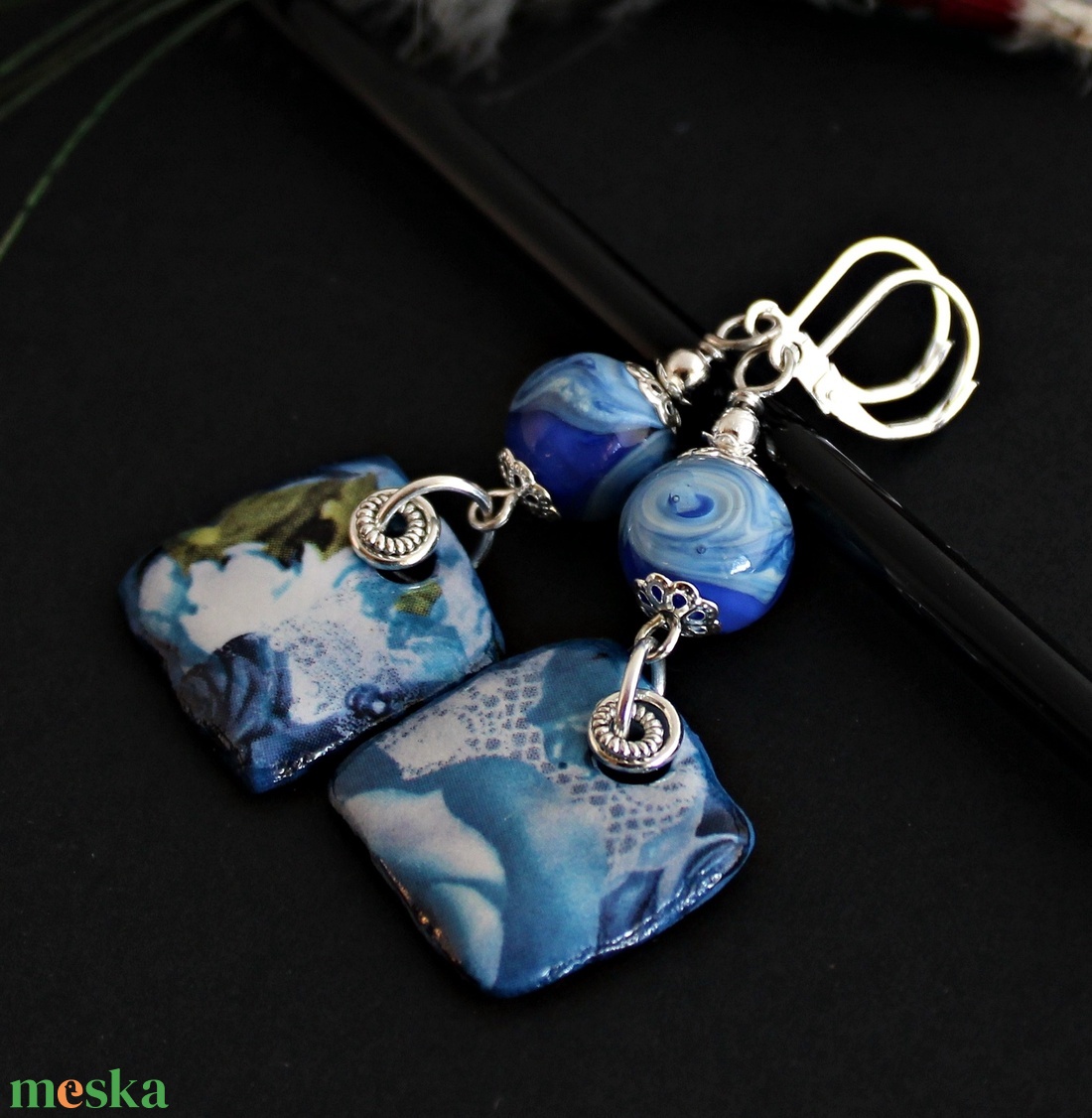 Arlésienne - kék lámpagyöngy fülbevaló porcelán függővel, kék üveggyöngy fülbevaló, MURÁNÓI üvegékszer - ékszer - fülbevaló - lógó fülbevaló - Meska.hu