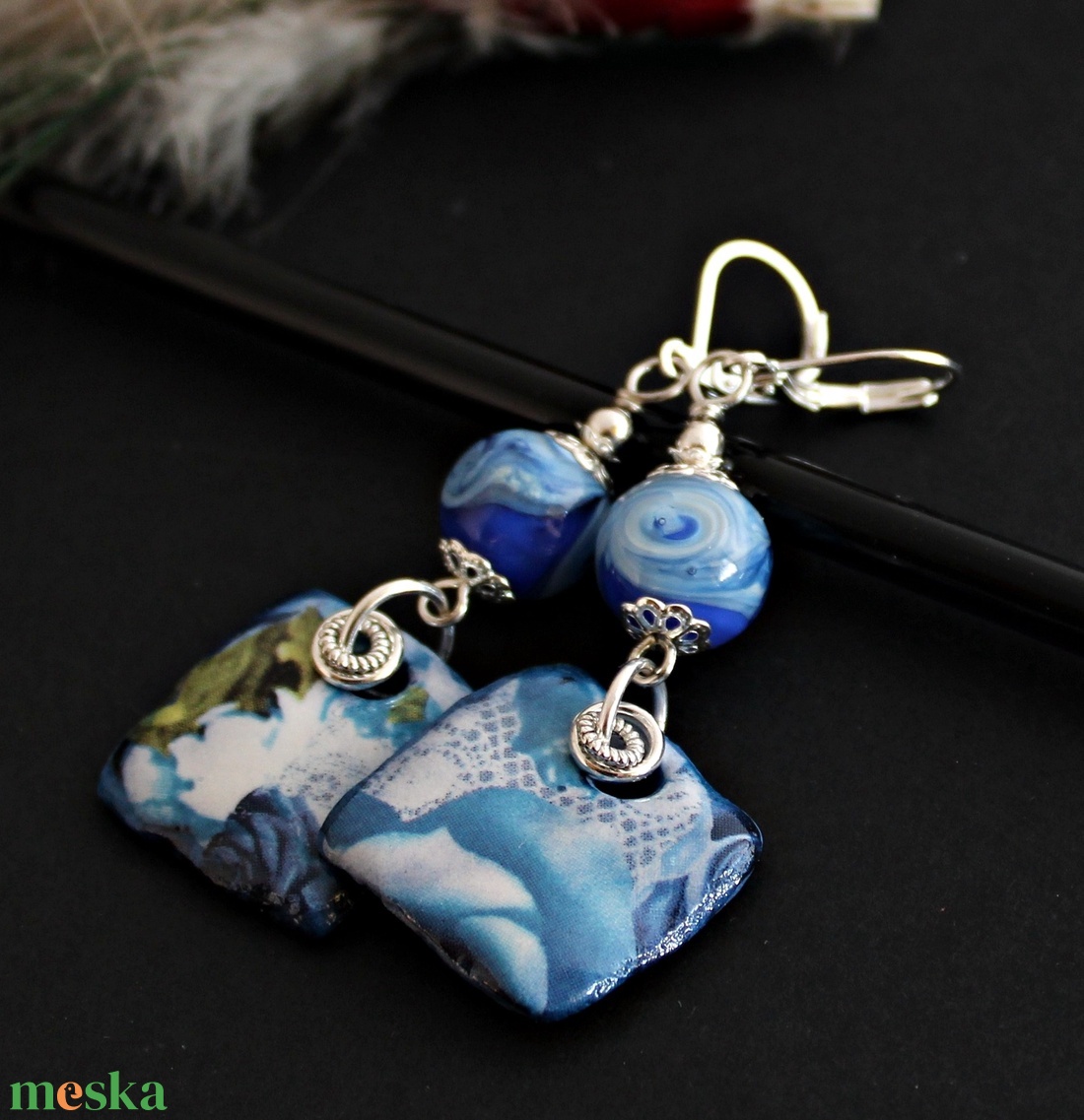 Arlésienne - kék lámpagyöngy fülbevaló porcelán függővel, kék üveggyöngy fülbevaló, MURÁNÓI üvegékszer - ékszer - fülbevaló - lógó fülbevaló - Meska.hu