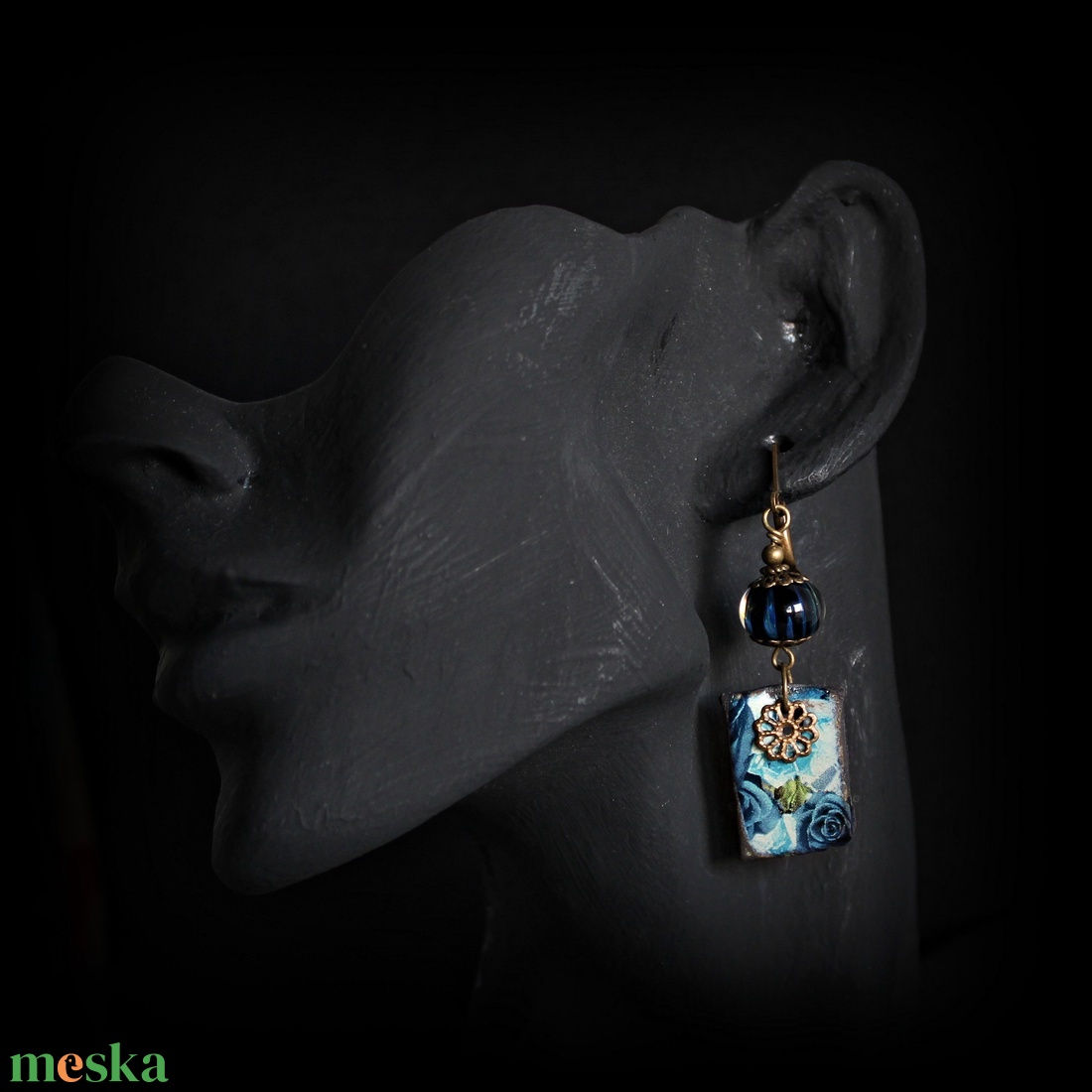 Arlésienne - csíkos lámpagyöngy fülbevaló porcelán függővel, kék üveggyöngy fülbevaló, MURÁNÓI üvegékszer - ékszer - fülbevaló - lógó fülbevaló - Meska.hu