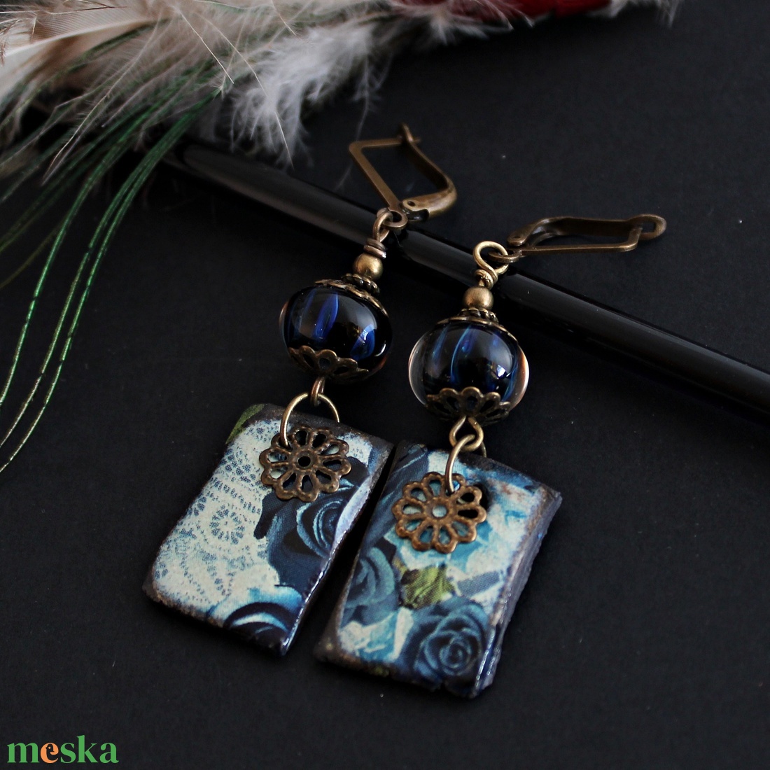 Arlésienne - csíkos lámpagyöngy fülbevaló porcelán függővel, kék üveggyöngy fülbevaló, MURÁNÓI üvegékszer - ékszer - fülbevaló - lógó fülbevaló - Meska.hu