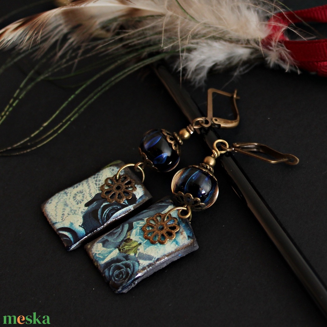 Arlésienne - csíkos lámpagyöngy fülbevaló porcelán függővel, kék üveggyöngy fülbevaló, MURÁNÓI üvegékszer - ékszer - fülbevaló - lógó fülbevaló - Meska.hu