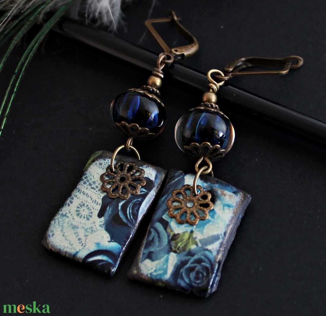 Arlésienne - csíkos lámpagyöngy fülbevaló porcelán függővel, kék üveggyöngy fülbevaló, MURÁNÓI üvegékszer - ékszer - fülbevaló - lógó fülbevaló - Meska.hu