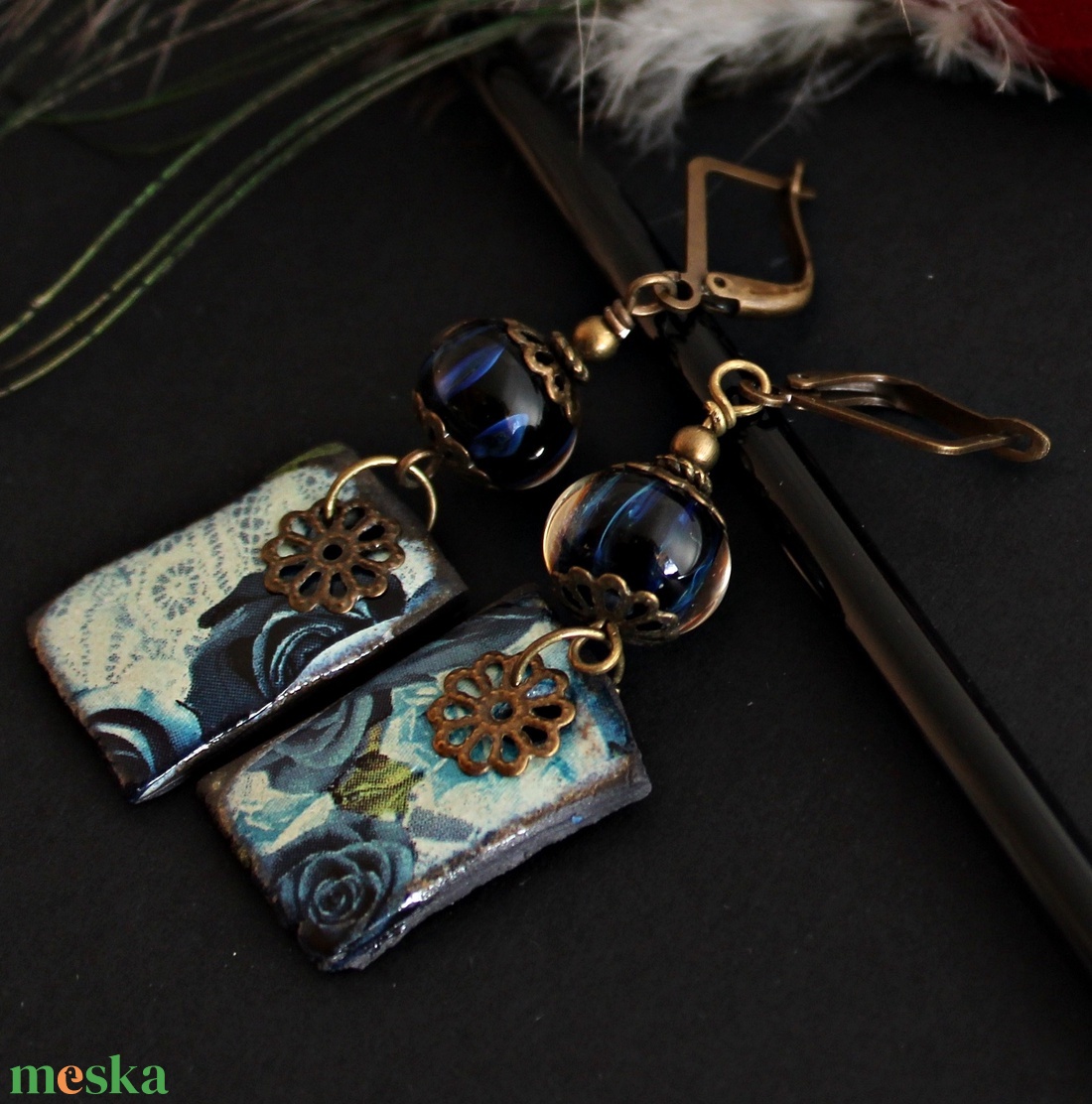 Arlésienne - csíkos lámpagyöngy fülbevaló porcelán függővel, kék üveggyöngy fülbevaló, MURÁNÓI üvegékszer - ékszer - fülbevaló - lógó fülbevaló - Meska.hu