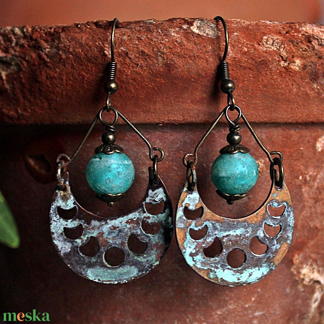 Artemis - rusztikus lámpagyöngy fülbevaló, holdfázis fülbevaló, türkiz zöld üveggyöngy fülbevaló, MURÁNÓI üveg ékszer - ékszer - fülbevaló - lógó fülbevaló - Meska.hu
