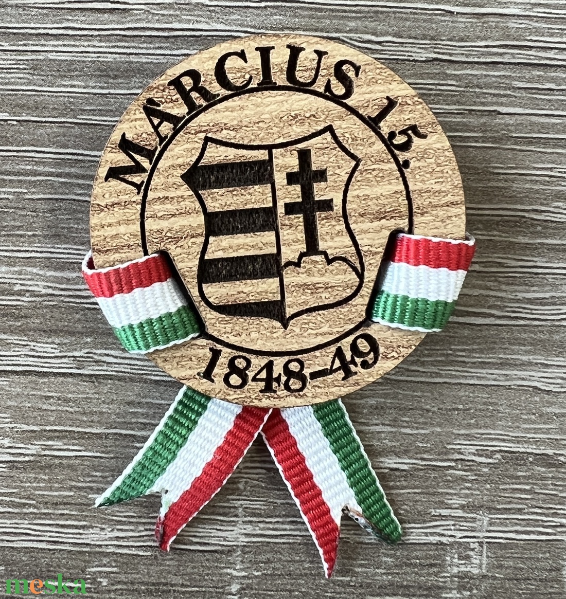 Kokárda 4 cm  szalaggal átkötve biztostűvel rögzíthető - ékszer - kitűző és bross - Meska.hu