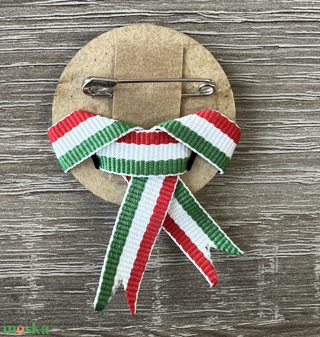 Kokárda 4 cm  szalaggal átkötve biztostűvel rögzíthető - ékszer - kitűző és bross - Meska.hu