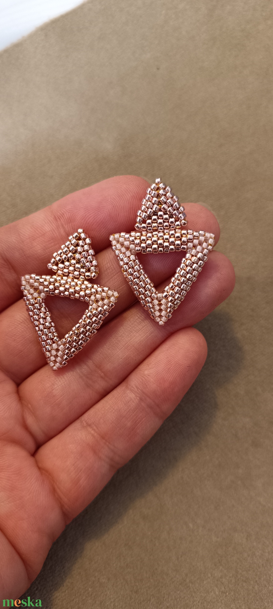 Rosegold színű fülbevaló japán üveggyöngyből  - ékszer - fülbevaló - lógó fülbevaló - Meska.hu