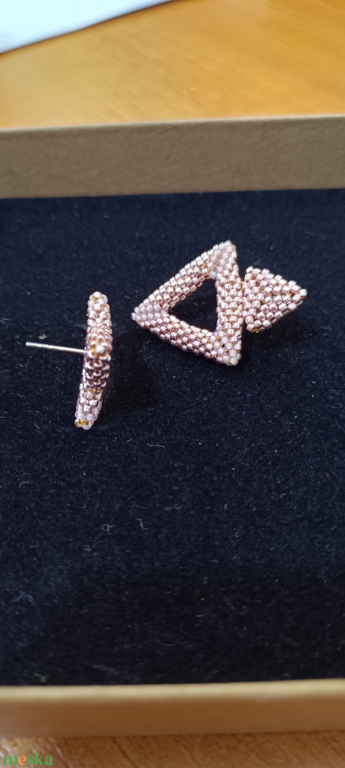Rosegold színű fülbevaló japán üveggyöngyből  - ékszer - fülbevaló - lógó fülbevaló - Meska.hu