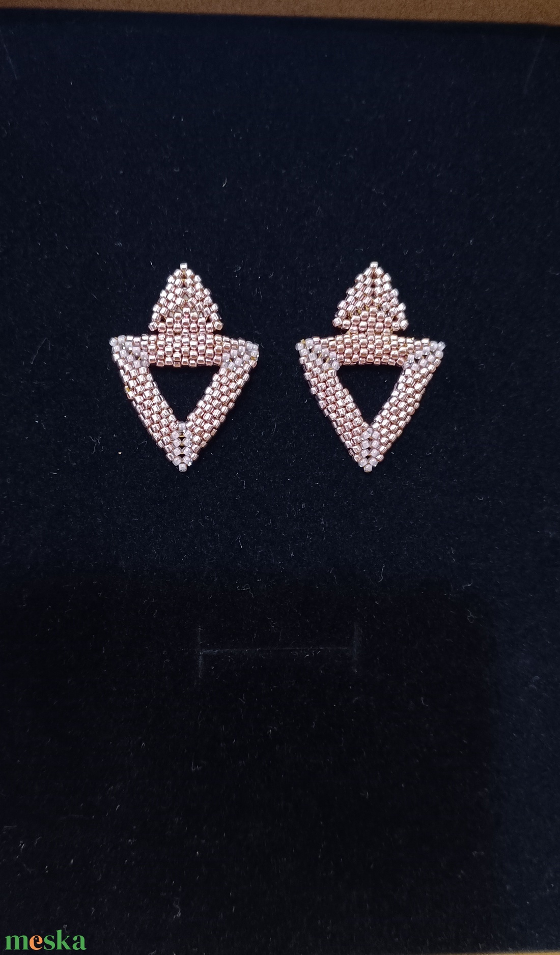 Rosegold színű fülbevaló japán üveggyöngyből  - ékszer - fülbevaló - lógó fülbevaló - Meska.hu