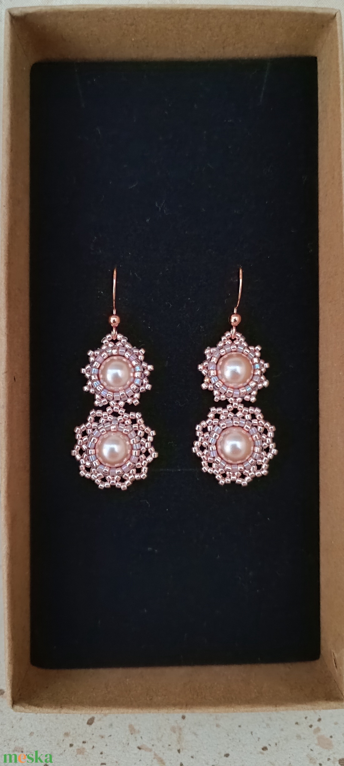 Rosegold színű üveggyöngy fülbevaló - ékszer - fülbevaló - lógós kerek fülbevaló - Meska.hu Rosegold színű üveggyöngy fülbevaló - ékszer - fülbevaló - lógós kerek fülbevaló - Meska.hu