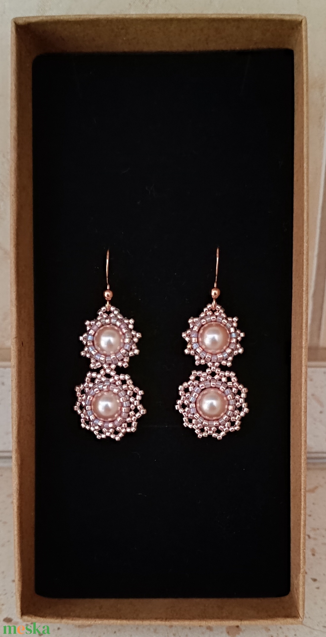 Rosegold színű üveggyöngy fülbevaló - ékszer - fülbevaló - lógós kerek fülbevaló - Meska.hu Rosegold színű üveggyöngy fülbevaló - ékszer - fülbevaló - lógós kerek fülbevaló - Meska.hu
