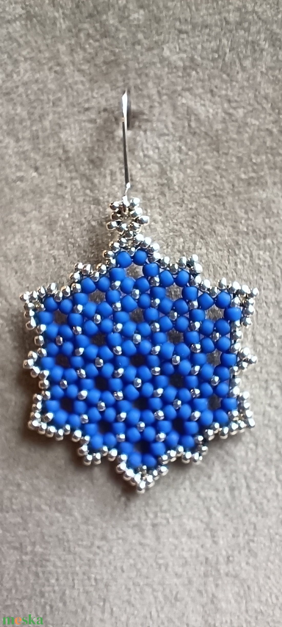 Kobalték és ezüst színű fülbevaló üveggyöngyből - ékszer - fülbevaló - lógó fülbevaló - Meska.hu