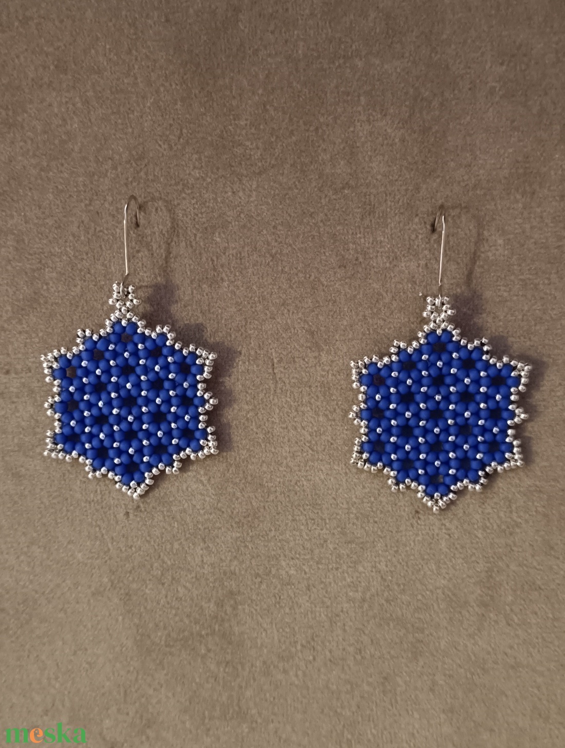 Kobalték és ezüst színű fülbevaló üveggyöngyből - ékszer - fülbevaló - lógó fülbevaló - Meska.hu