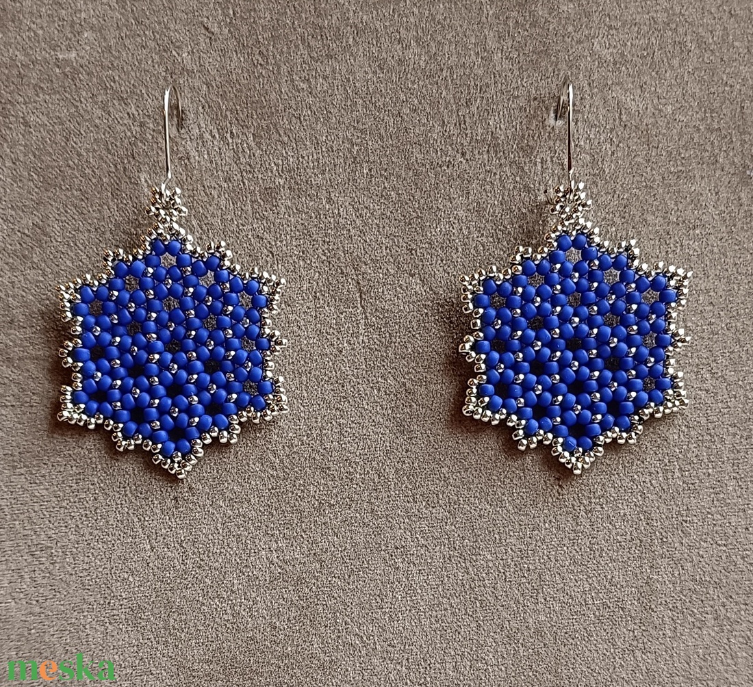Kobalték és ezüst színű fülbevaló üveggyöngyből - ékszer - fülbevaló - lógó fülbevaló - Meska.hu