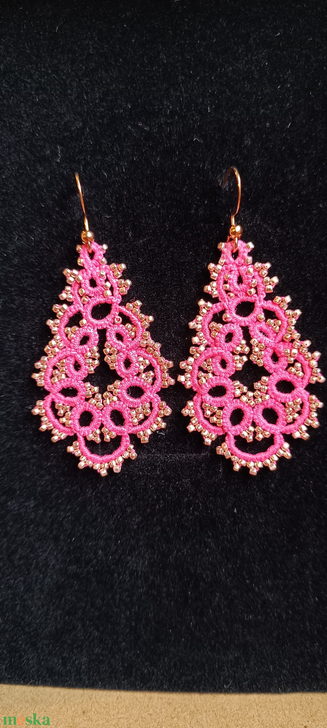 Pink és rosegold hajócsipke fülbevaló üveggyöngy díszítéssel nemesacél akasztóval - ékszer - fülbevaló - csillár fülbevaló - Meska.hu