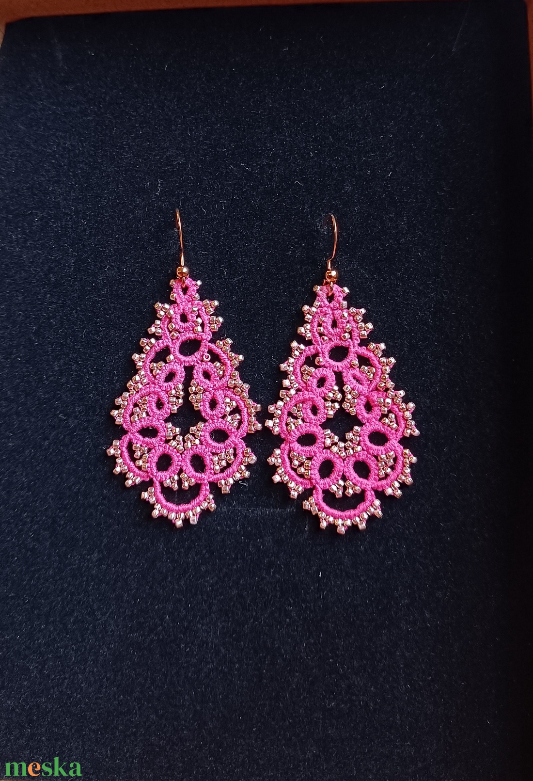 Pink és rosegold hajócsipke fülbevaló üveggyöngy díszítéssel nemesacél akasztóval - ékszer - fülbevaló - csillár fülbevaló - Meska.hu