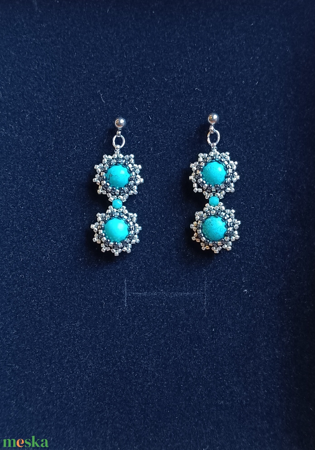 Üveggyöngy fülbevaló türkiz howlit ásványgyönggyel - ékszer - fülbevaló - lógós kerek fülbevaló - Meska.hu