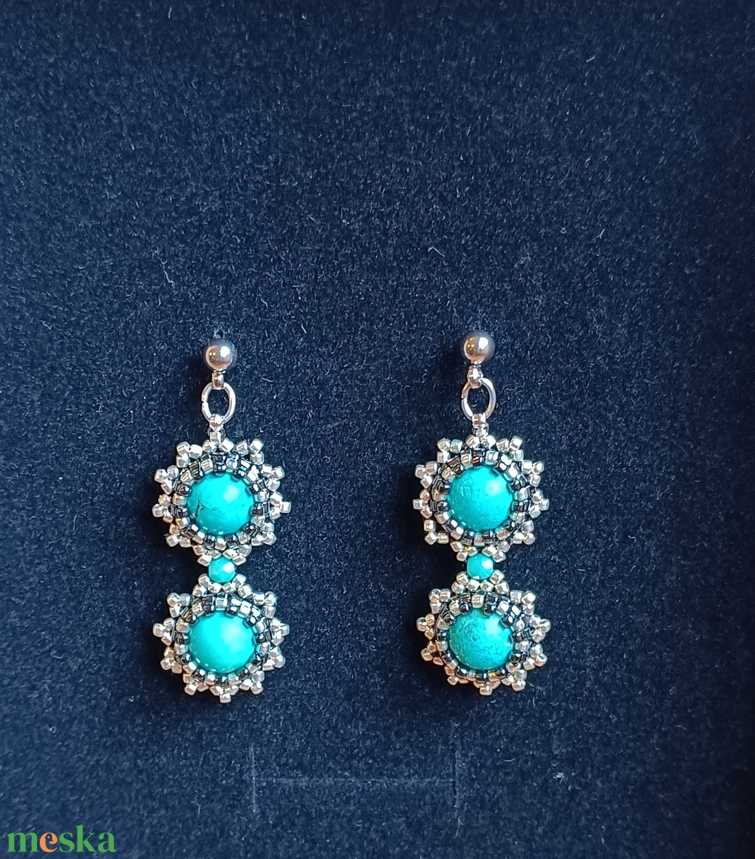 Üveggyöngy fülbevaló türkiz howlit ásványgyönggyel - ékszer - fülbevaló - lógós kerek fülbevaló - Meska.hu