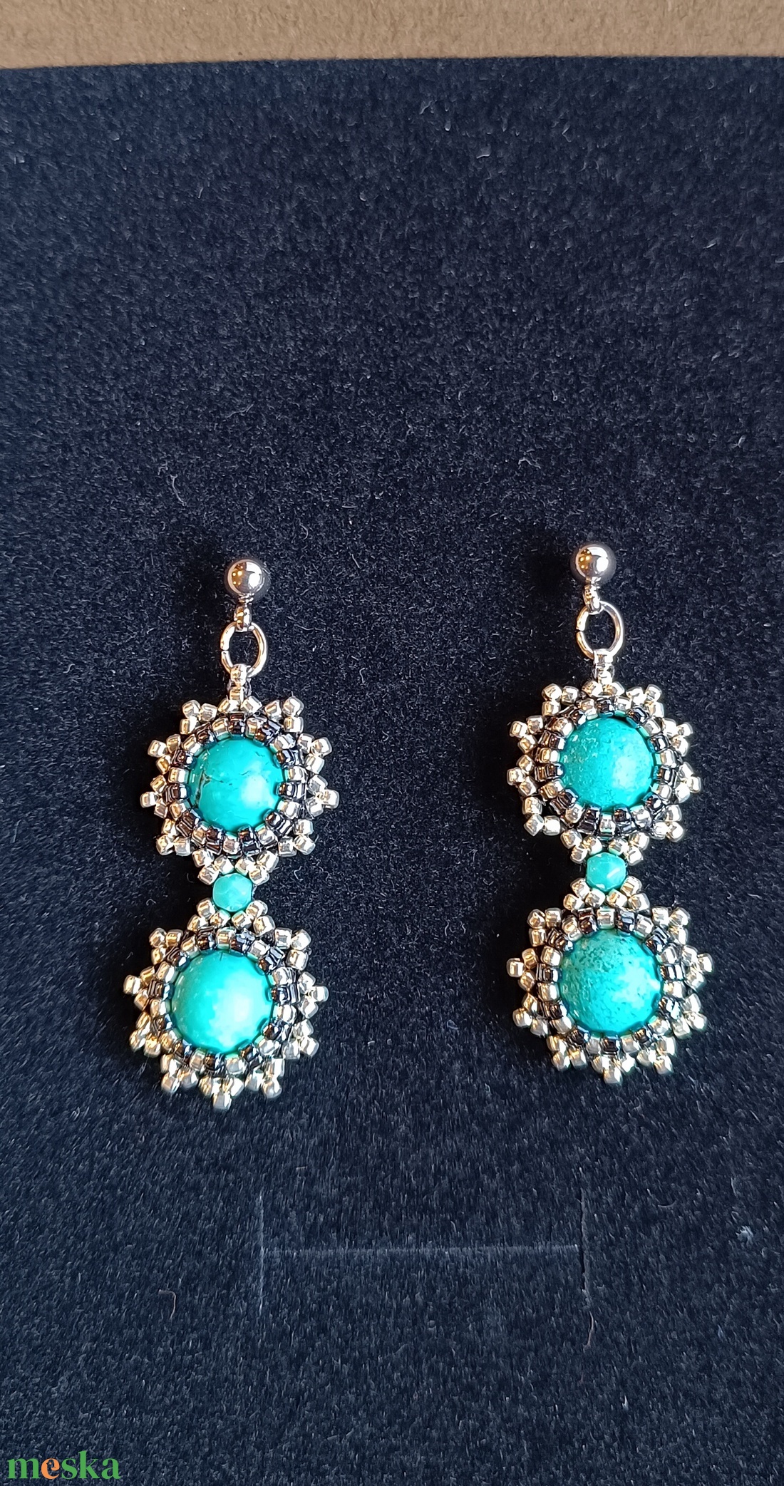 Üveggyöngy fülbevaló türkiz howlit ásványgyönggyel - ékszer - fülbevaló - lógós kerek fülbevaló - Meska.hu