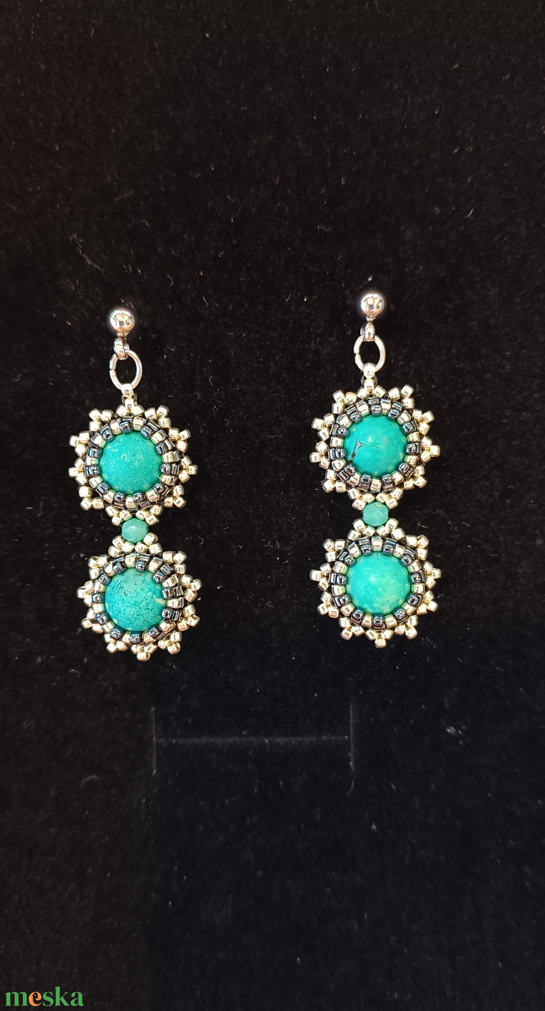 Üveggyöngy fülbevaló türkiz howlit ásványgyönggyel - ékszer - fülbevaló - lógós kerek fülbevaló - Meska.hu