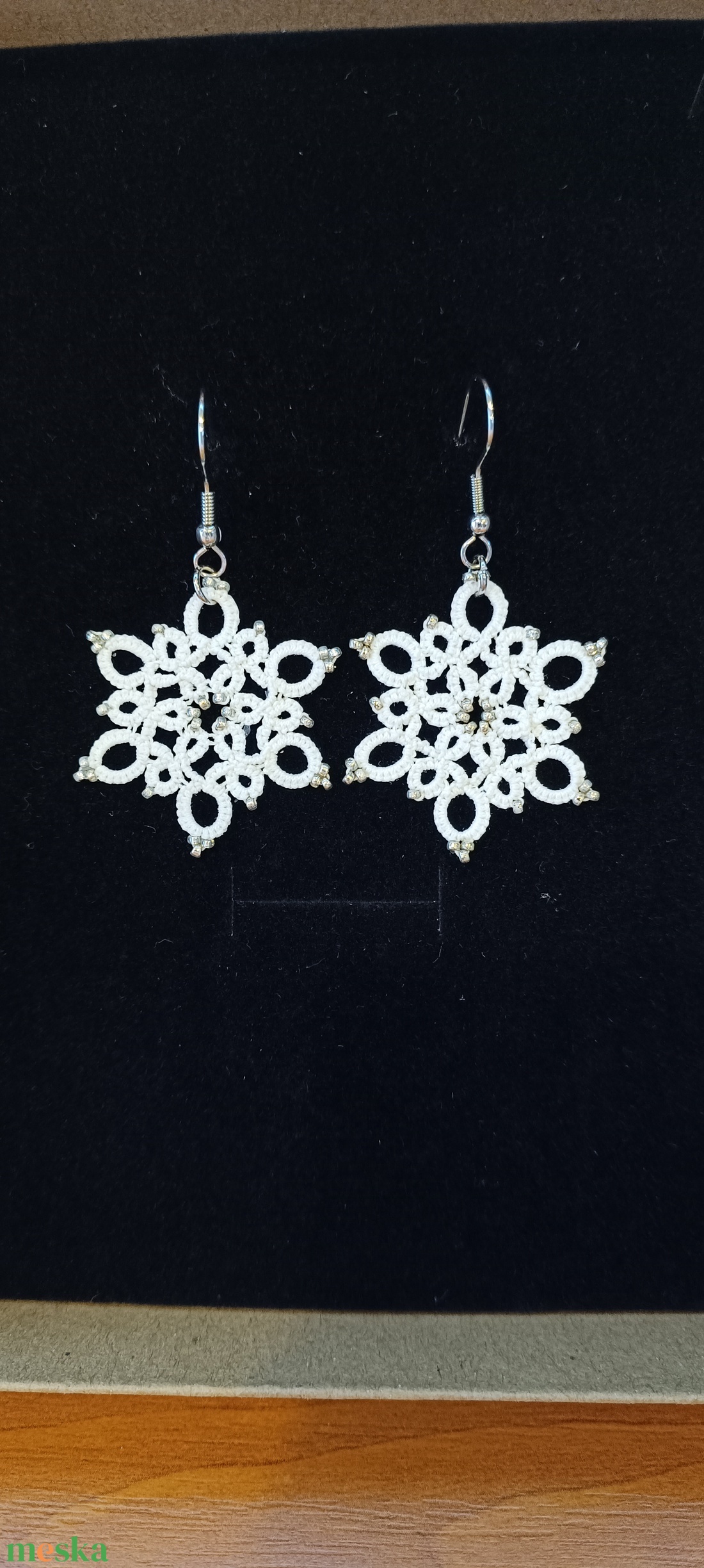 Hajócsipke jégvirág fülbevaló üveggyöngy díszítéssel nemesacél akasztóval - ékszer - fülbevaló - lógós kerek fülbevaló - Meska.hu