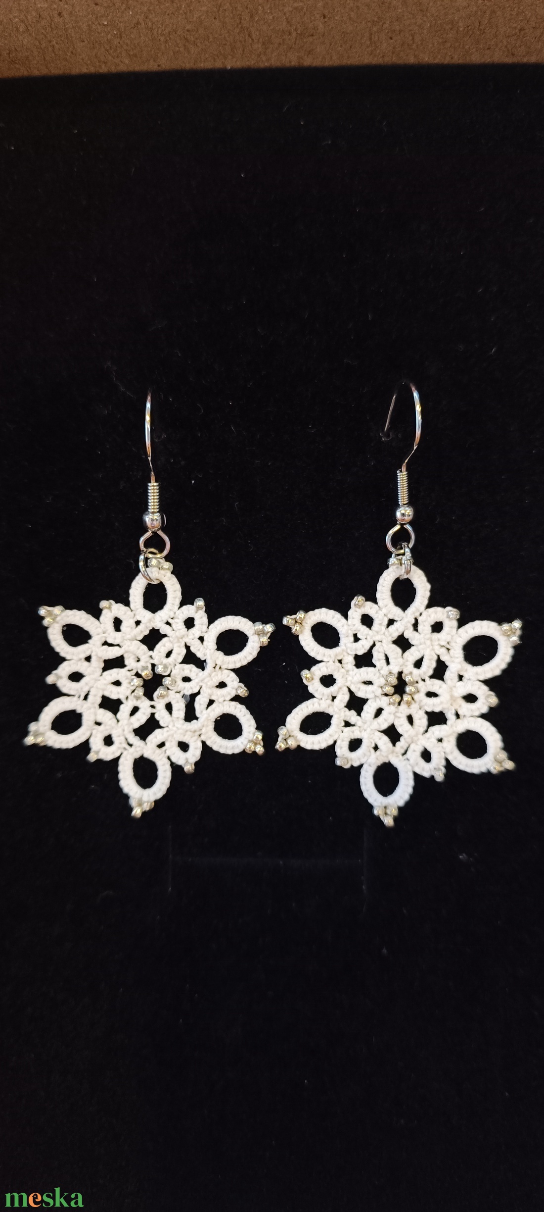 Hajócsipke jégvirág fülbevaló üveggyöngy díszítéssel nemesacél akasztóval - ékszer - fülbevaló - lógós kerek fülbevaló - Meska.hu