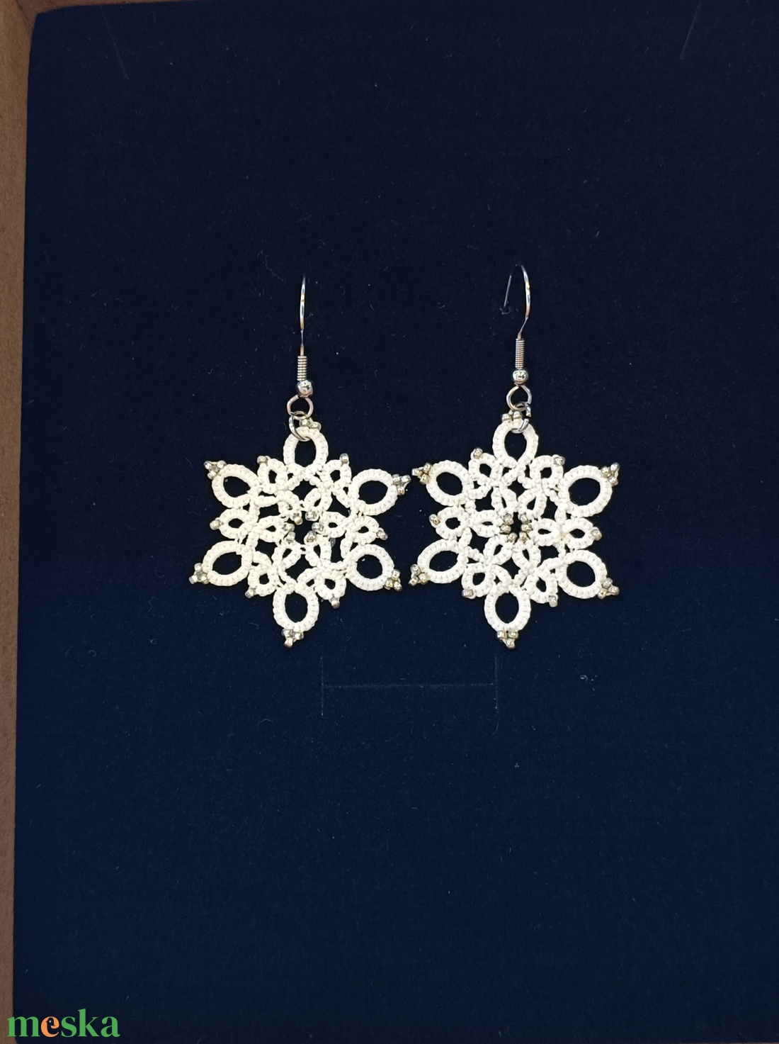 Hajócsipke jégvirág fülbevaló üveggyöngy díszítéssel nemesacél akasztóval - ékszer - fülbevaló - lógós kerek fülbevaló - Meska.hu