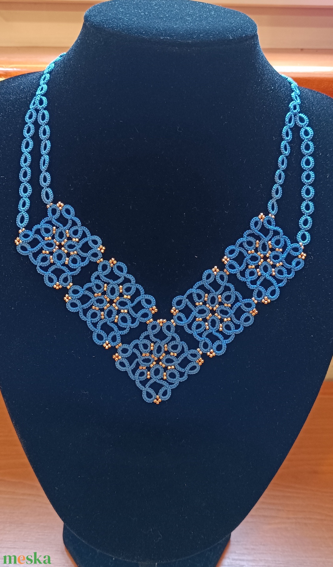 Hajócsipke nyakék üveggyöngy díszítéssel  - ékszer - nyaklánc - gyöngyös nyaklánc - Meska.hu