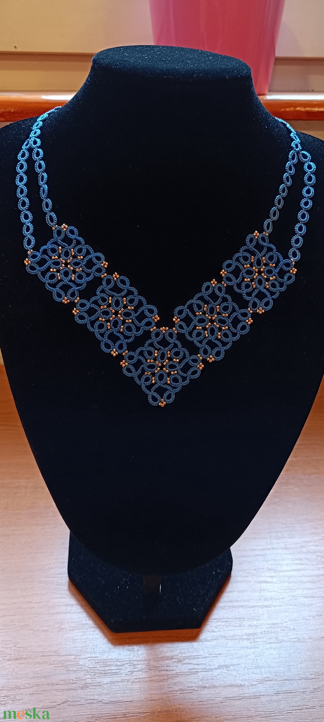 Hajócsipke nyakék üveggyöngy díszítéssel  - ékszer - nyaklánc - gyöngyös nyaklánc - Meska.hu