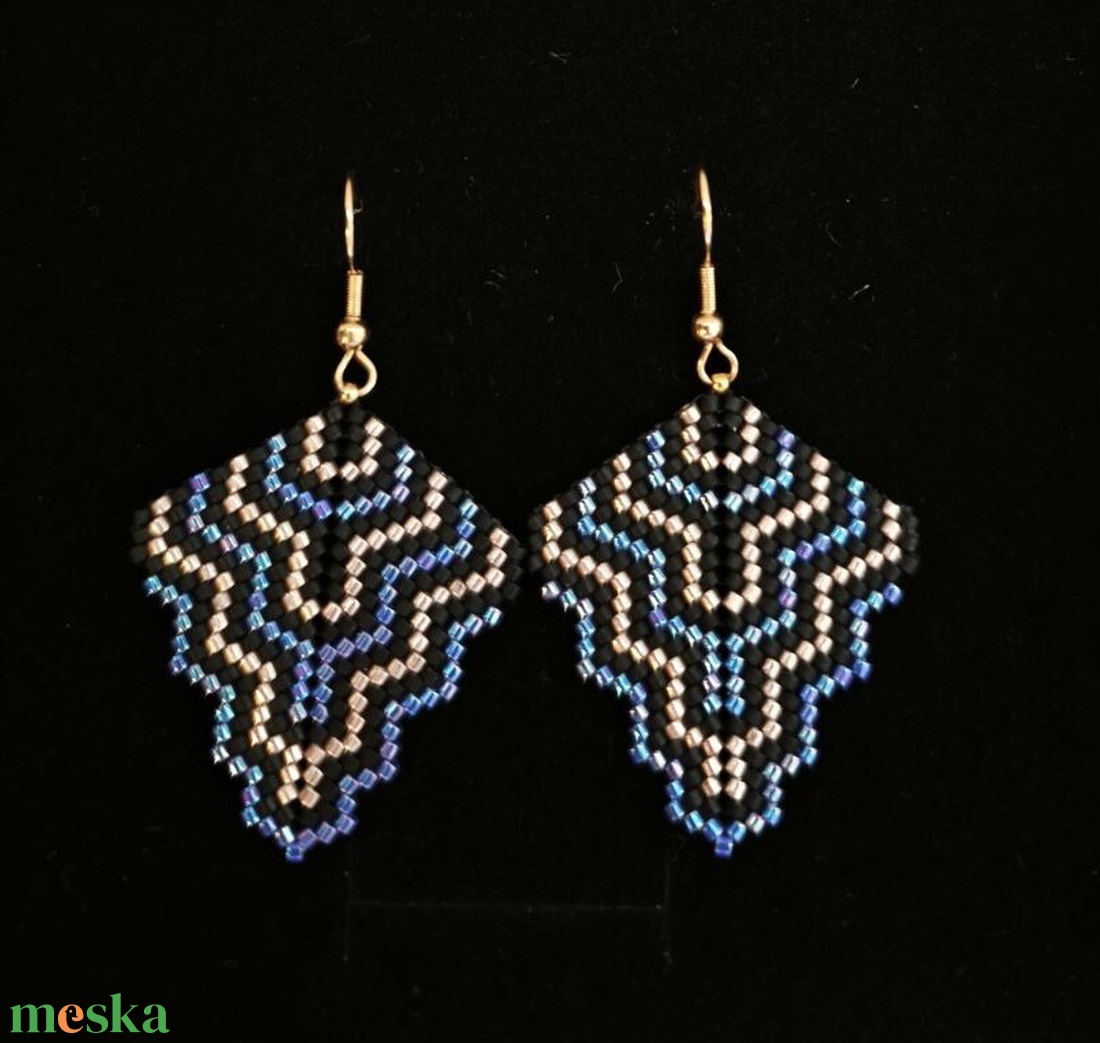 Geometrikus fülbevaló üveggyönyből - ékszer - fülbevaló - lógó fülbevaló - Meska.hu