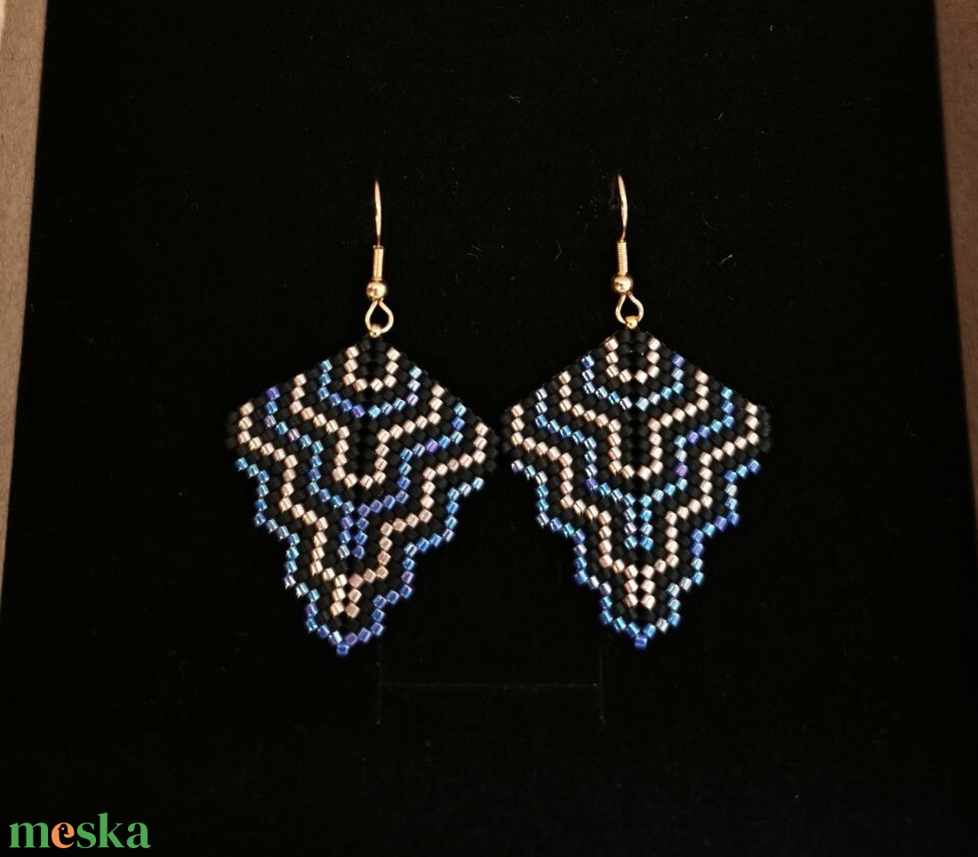 Geometrikus fülbevaló üveggyönyből - ékszer - fülbevaló - lógó fülbevaló - Meska.hu