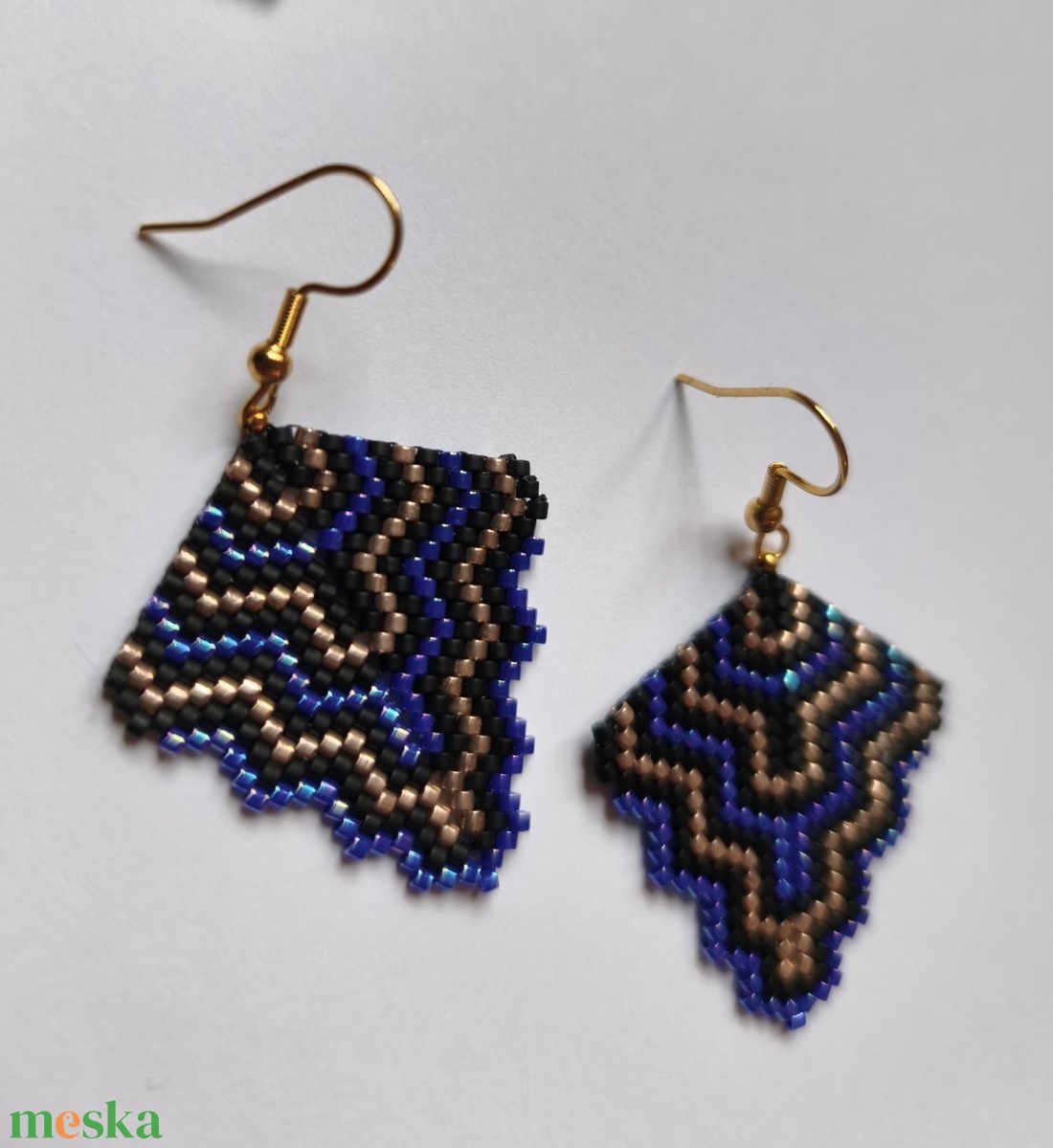 Geometrikus fülbevaló üveggyönyből - ékszer - fülbevaló - lógó fülbevaló - Meska.hu