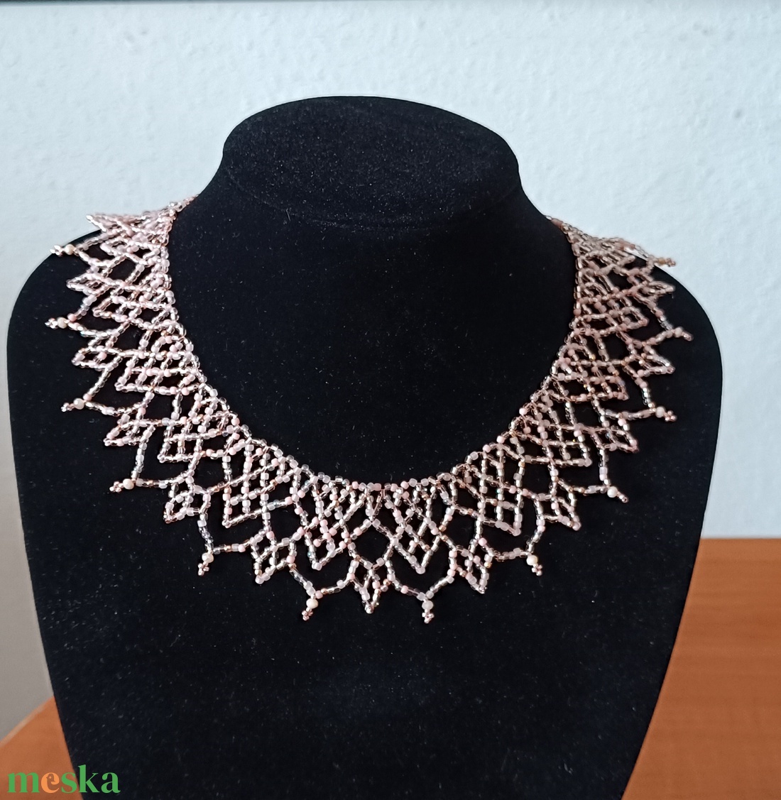 Halvány rózsaszín nyak�k üveggyöngyből  - ékszer - nyaklánc - gyöngyös nyaklánc - Meska.hu