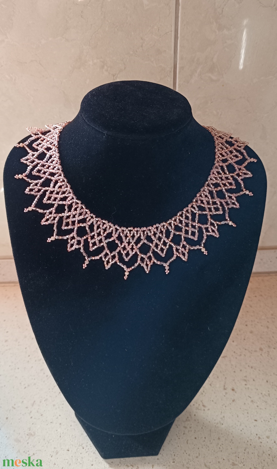 Halvány rózsaszín nyak�k üveggyöngyből  - ékszer - nyaklánc - gyöngyös nyaklánc - Meska.hu