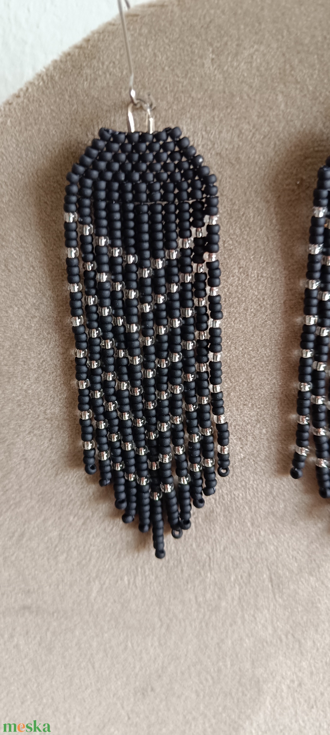 Pöttyös csíkos rojtos üveggyöngy fülbevaló  - ékszer - fülbevaló - lógó fülbevaló - Meska.hu