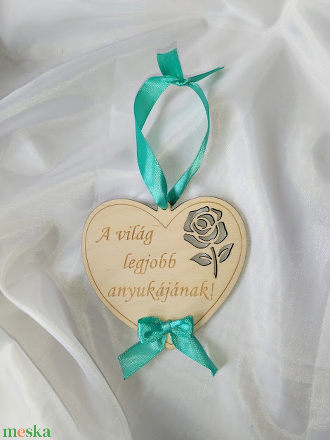 A világ legjobb anyukájának ( mentazöld ) Anyák Napja- szív alakú ajándék, ajándékkísérő - otthon & életmód - dekoráció - fali és függő dekoráció - függődísz - Meska.hu