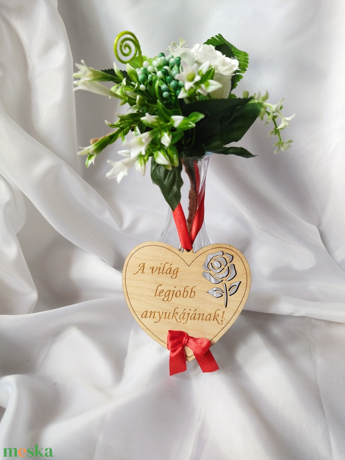 A világ legjobb anyukájának ( piros ) Anyák Napja- szív alakú ajándék, ajándékkísérő - otthon & életmód - dekoráció - fali és függő dekoráció - függődísz - Meska.hu