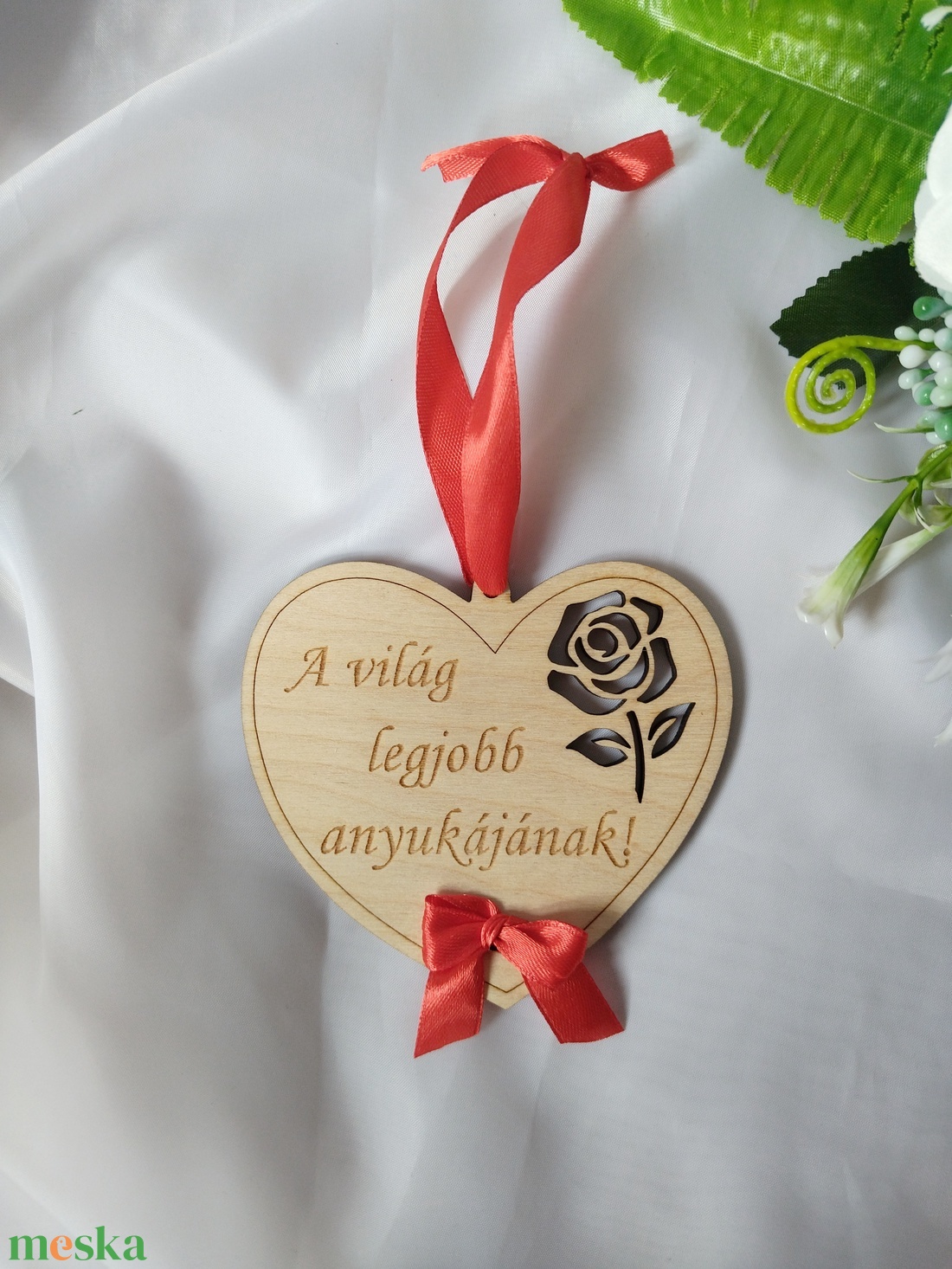 A világ legjobb anyukájának ( piros ) Anyák Napja- szív alakú ajándék, ajándékkísérő - otthon & életmód - dekoráció - fali és függő dekoráció - függődísz - Meska.hu