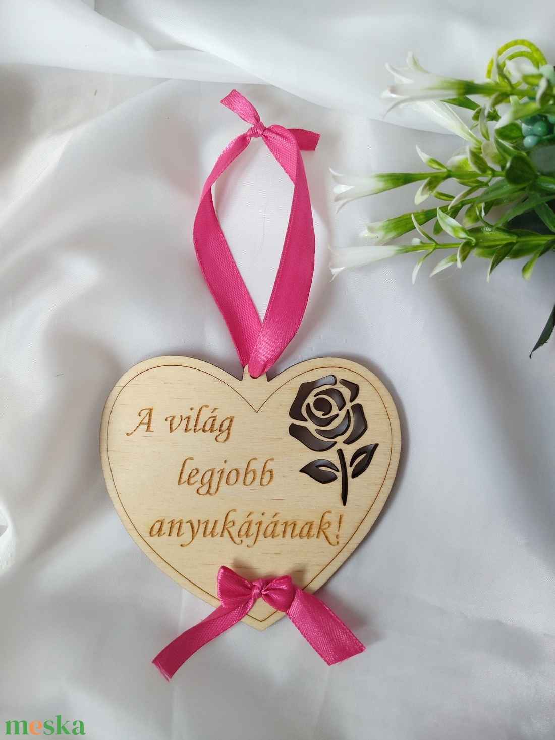 A világ legjobb anyukájának ( pink ) Anyák Napja- szív alakú ajándék, ajándékkísérő - otthon & életmód - dekoráció - fali és függő dekoráció - függődísz - Meska.hu