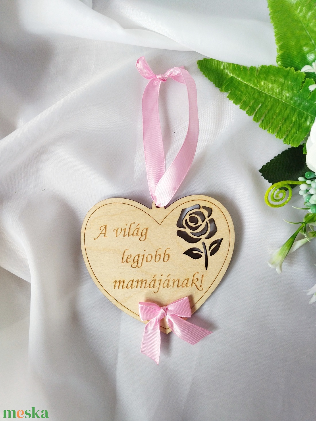 A világ legjobb mamájának ( rózsaszín ) Anyák Napja- szív alakú ajándék, ajándékkísérő - otthon & életmód - dekoráció - fali és függő dekoráció - függődísz - Meska.hu