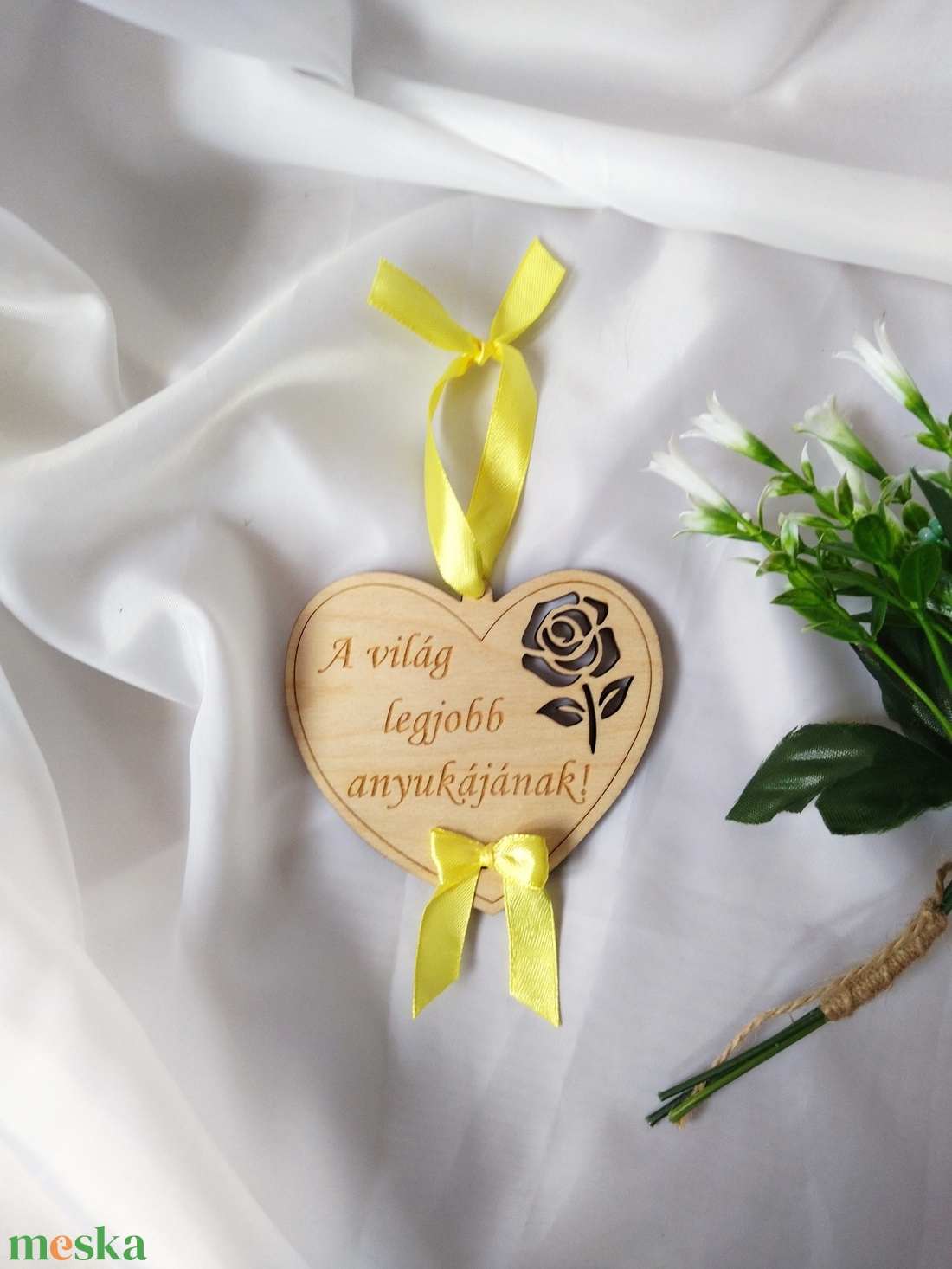 A világ legjobb anyukájának ( sárga ) Anyák Napja- szív alakú ajándék, ajándékkísérő - otthon & életmód - dekoráció - fali és függő dekoráció - függődísz - Meska.hu