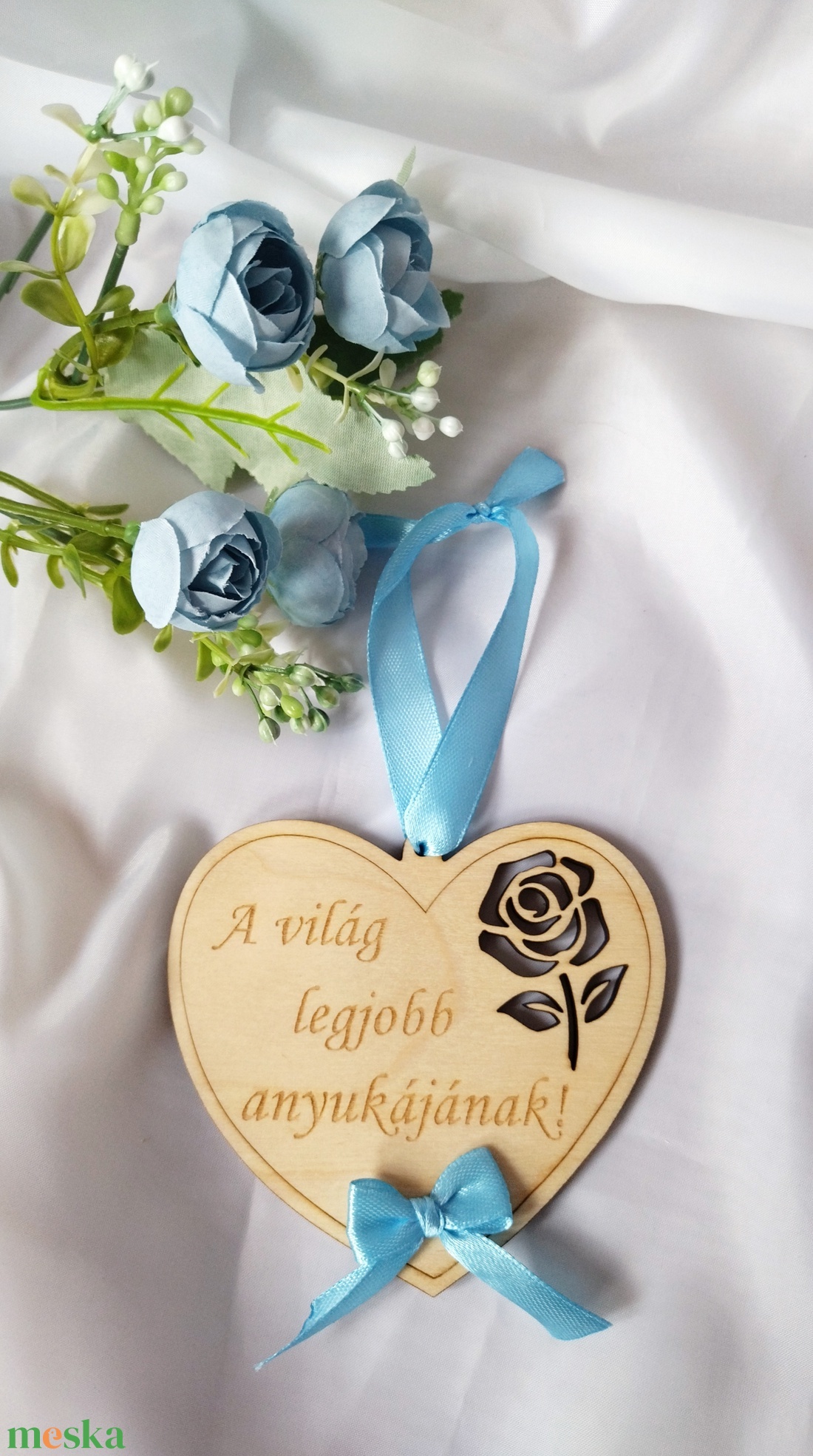 A világ legjobb anyukájának ( világoskék ) Anyák Napja- szív alakú ajándék, ajándékkísérő - otthon & életmód - dekoráció - fali és függő dekoráció - függődísz - Meska.hu