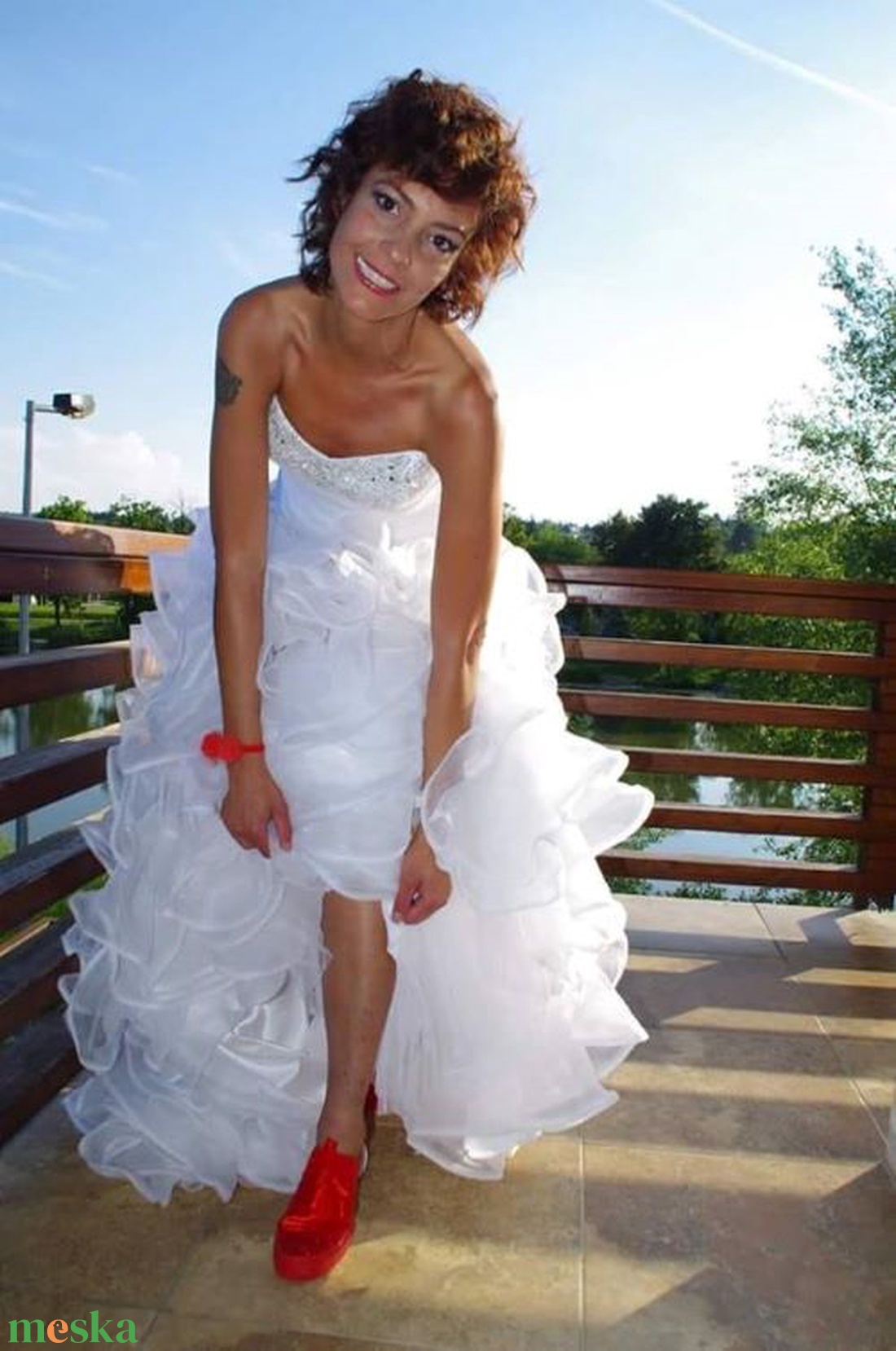 Esküvői, menyasszonyi,menyecske tornacipő , piros strasszos díszítéssel - esküvő - cipő és cipőklipsz - Meska.hu